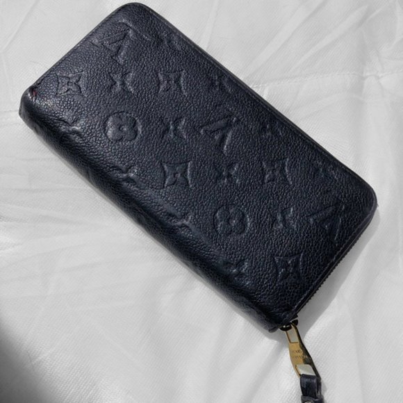 Louis Vuitton Handbags - LV Louis Vuitton black zippy wallet